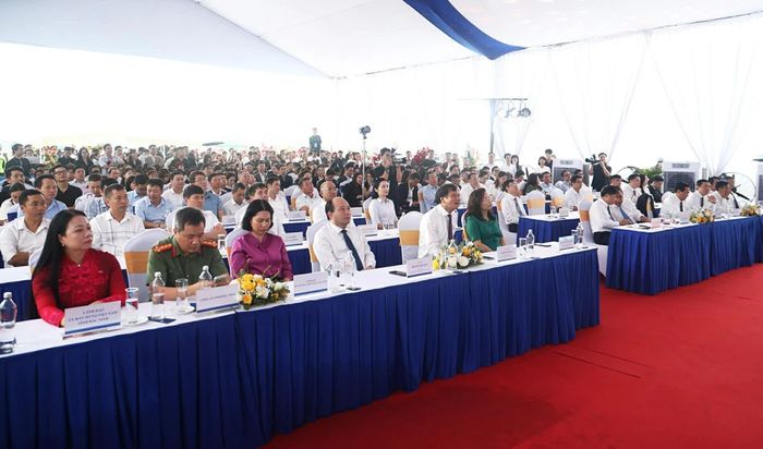 Các đại biểu tham dự buổi lễ. (Ảnh: Tống Thoan)