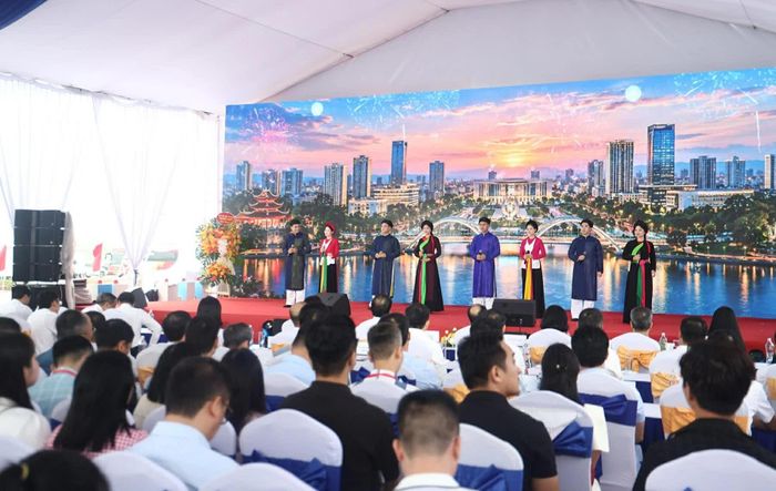 Toàn cảnh buổi lễ. (Ảnh: Tống Thoan)