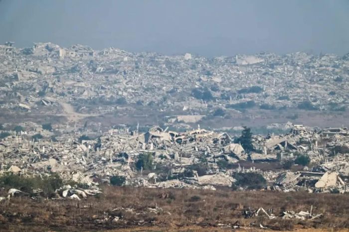Khu vực dân cư bị phá hủy tại Dải Gaza nhìn từ phía Israel, trong bối cảnh Washington xúc tiến bán gói vũ khí trị giá 2,8 tỷ USD cho Israel. (Nguồn: Al Jazeera)