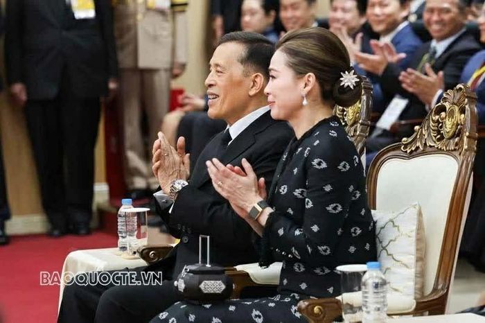 Nhà vua Thái Lan Maha Vajiralongkorn Phra Vajiraklaochaoyuhua và Hoàng hậu Suthida Bajrasudhabimalalakshana tại trường. Đây là hoạt động cuối cùng trong khuôn khổ chuyến thăm cấp Nhà nước đến Việt Nam của Nhà vua Thái Lan Maha Vajiralongkorn Phra Vajiraklaochaoyuhua và Hoàng hậu Suthida Bajrasudhabimalalakshana. Nhà vua và Hoàng hậu Thái Lan đã có chuyên thành công tốt đẹp đến Việt Nam và chiều nay đã rời Hà Nội, kết thúc tốt đẹp chuyến thăm cấp Nhà nước đến Việt Nam từ ngày 14-16/9, theo lời mời của Tổng Bí thư, Chủ tịch nước Tô Lâm và Phu nhân.
