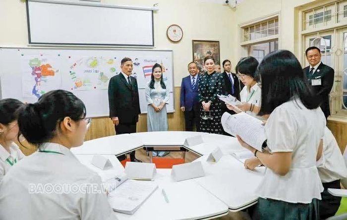 Tại Trường Đại học Hà Nội, quan hệ Việt Nam-Thái Lan được thể hiện rõ nét qua đào tạo tiếng Thái Lan, giao lưu văn hóa và các chương trình trao đổi sinh viên. Năm 2009, Trung tâm Ngôn ngữ và Văn hóa Thái Lan được thành lập. Đến nay, hơn 1.000 sinh viên đã học tiếng Thái Lan như ngoại ngữ thứ hai; gần 200 học viên tham gia các chương trình tiếng Thái Lan ngắn hạn và gần 150 sinh viên có cơ hội học tập, trao đổi tại Thái Lan.