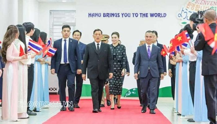 Phó Giáo sư, Tiến sĩ Nguyễn Văn Trào, Hiệu trưởng Trường Đại học Hà Nội chào mừng Nhà vua và Hoàng hậu Thái Lan đến thăm Trường và nhấn mạnh đây là nguồn động viên đối với các giảng viên, cán bộ và sinh viên đang giảng dạy, công tác và học tập tại đây.