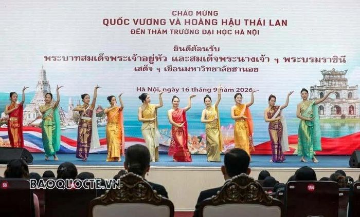 Hiện Trường Đại học Hà Nội duy trì quan hệ hợp tác với gần 20 cơ sở giáo dục đại học của Thái Lan, trong đó có Đại học Chulalongkorn, Đại học Assumption và Đại học Mahasarakham. Các chương trình hợp tác bao gồm trao đổi giảng viên, sinh viên, đào tạo ngắn hạn, trải nghiệm và thực tập. Đáng chú ý, hơn 500 sinh viên Thái Lan và hơn 300 học viên của Học viện Ngoại giao Devawongse Varopakarn đã đến Trường Đại học Hà Nội học tập, thực tập và trải nghiệm văn hóa Việt Nam.