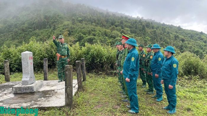 Cán bộ, chiến sĩ Đồn Biên phòng Si Pa Phìn phối hợp với lực lượng dân quân và nhân dân xã Si Pa Phìn tuần tra, bảo vệ đường biên, mốc quốc giới. Ảnh: Văn Thắng