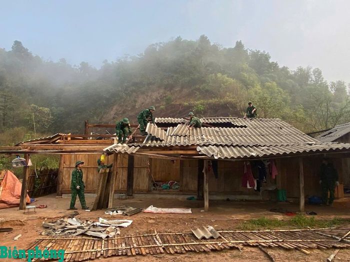 Cán bộ, chiến sĩ Đồn Biên phòng Si Pa Phìn tích cực giúp đỡ nhân dân trên địa bàn. Ảnh: Văn Thắng