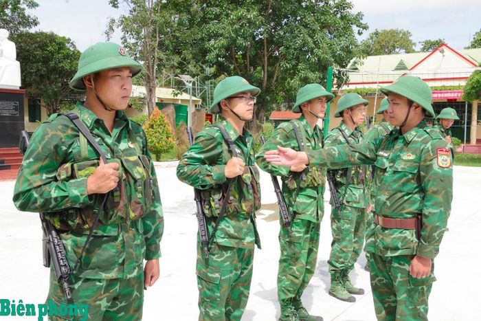 Trong điều kiện nhiệt độ ngoài trời trên 40°C, cán bộ, chiến sĩ Đồn Biên phòng Nậm Na vẫn hăng say huấn luyện. Ảnh: Lê Khoa