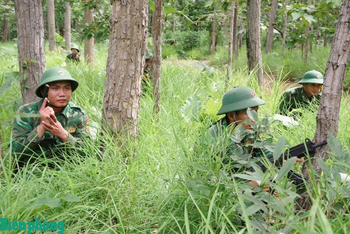 Cán bộ, chiến sĩ Đồn Biên phòng Nậm Na huấn luyện thực hành xử lý tình huống sẵn sàng chiến đấu trên đường tuần tra. Ảnh: Lê Khoa