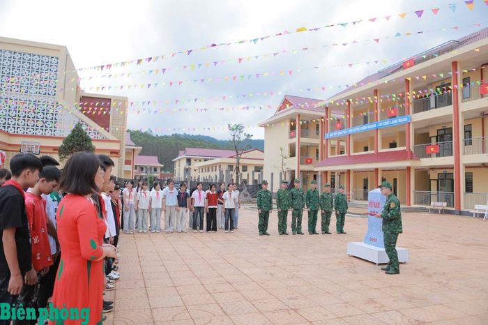 Cán bộ Đồn Biên phòng Pò Mã giới thiệu về mô hình cột mốc biên giới. Ảnh: Vi Toàn