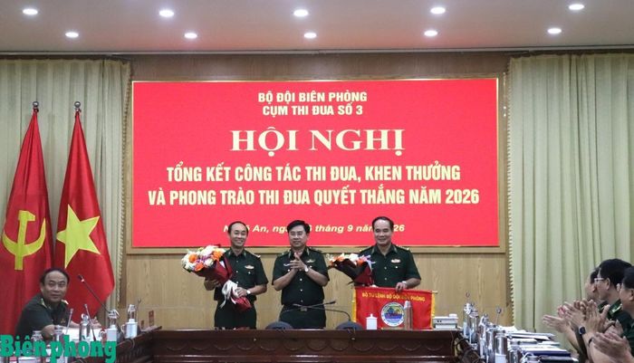 Thiếu tướng Võ Tiến Nghị chứng kiến Bộ đội Biên phòng tỉnh Nghệ An bàn giao Cờ luân lưu Cụm trưởng năm 2027 cho Bộ đội Biên phòng tỉnh Hà Tĩnh. Ảnh: Viết Lam