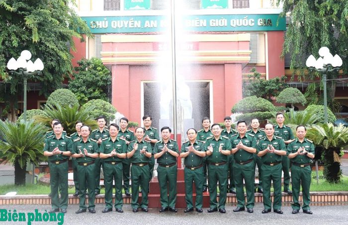 Thiếu tướng Võ Tiến Nghị chụp ảnh lưu niệm với chỉ huy các đơn vị trong Cụm Thi đua số 3. Ảnh: Viết Lam