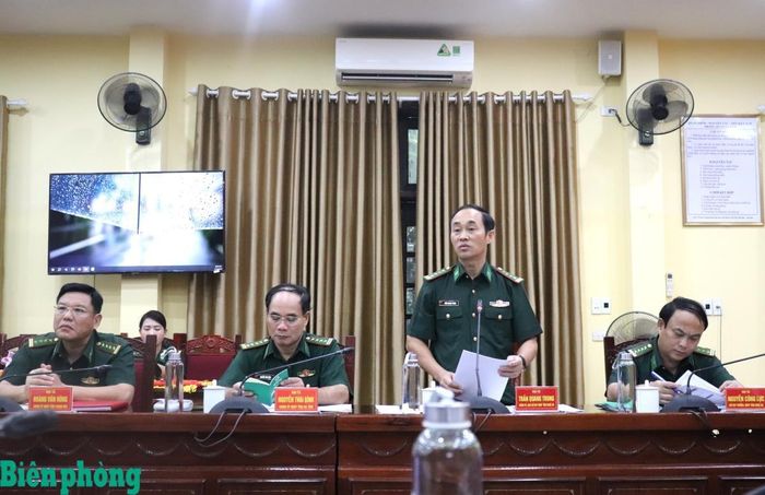 Đại tá Trần Quang Trung, Chính ủy Bộ đội Biên phòng tỉnh Nghệ An đại diện cho đơn vị cụm trưởng định hướng phát biểu thảo luận. Ảnh: Viết Lam