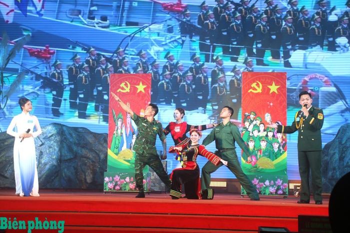 Phần thi mang sắc màu biên cương đặc sắc của đội tuyển Bộ đội Biên phòng. Ảnh: Tuấn Khang