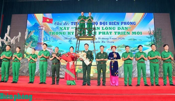 Đại tá Nguyễn Quốc Hiếu, Phó Chủ nhiệm Chính trị Bộ đội Biên phòng (thứ 5 từ trái sang) tặng hoa chúc mừng đội tuyển Bộ đội Biên phòng hoàn thành tốt phần thi. Ảnh: Tuấn Khang