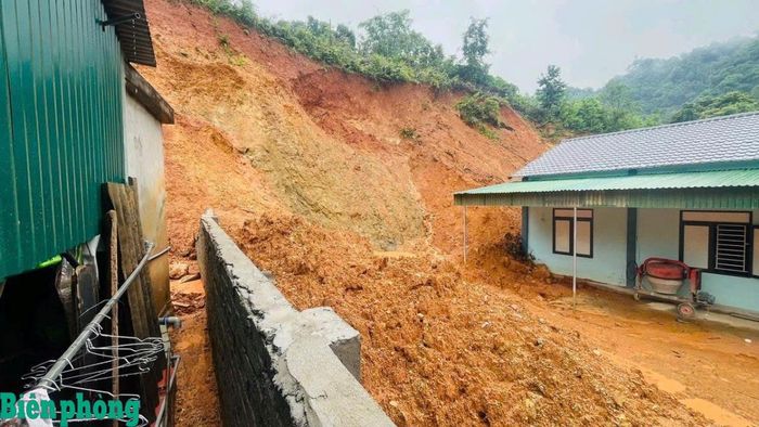 Đất đá sạt lở gây mất an toàn cho nhà dân tại xã Tam Quang. Ảnh: Lê Thạch