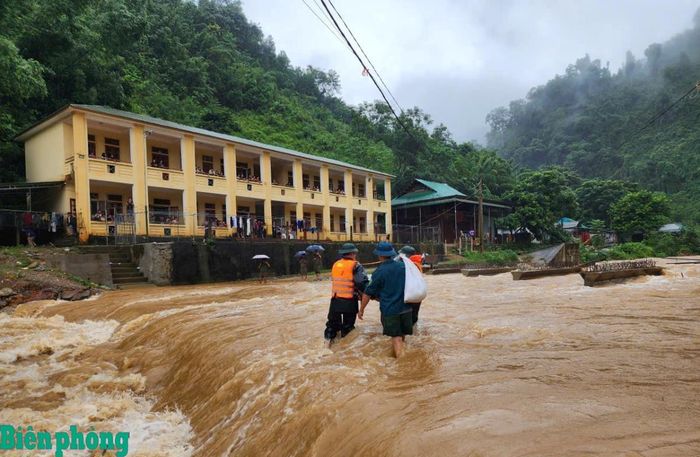 Cán bộ Đồn Biên phòng Tam Hợp và Ban Chỉ huy Quân sự xã Tam Thái mang cơm đến cho các em học sinh, bảo đảm các em có đủ suất ăn trong thời gian giao thông tạm thời bị chia cắt. Ảnh: Đơn vị cung cấp