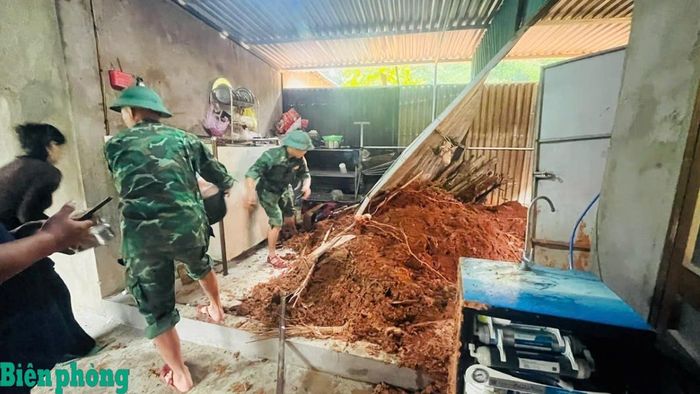 Đồn Biên phòng Tam Quang hỗ trợ 2 hộ dân ở bản Quang Phúc, xã Tam Quang di dời tài sản do sạt lở đất. Ảnh: Lê Thạch