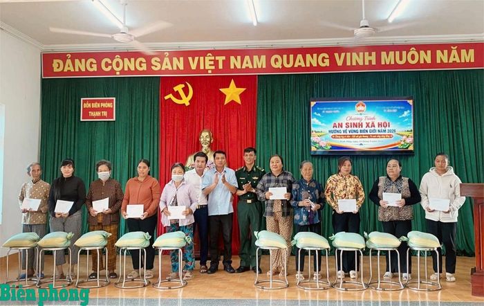Đồn Biên phòng Thạnh Trị trao quà cho hội viên Hội Cựu chiến binh trên địa bàn xã Bình Hiệp. Ảnh: Đinh Quân