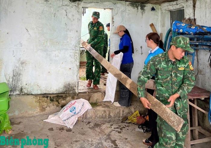 Cán bộ Đồn Biên phòng Nhơn Lý hỗ trợ gia đình có hoàn cảnh khó khăn trên địa bàn. Ảnh: Thanh Bình