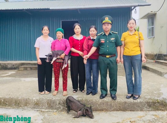 Đại diện Đồn Biên phòng Nghĩa Thuận và Hội Liên hiệp Phụ nữ xã Cán Tỷ trao lợn giống cho hội viên. Ảnh: Hoàng Chính