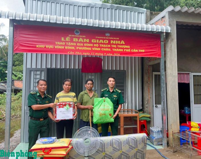 Đại diện Ban Chỉ huy Đồn Biên phòng Vĩnh Châu tặng quà cho gia đình bà Thạch Thị Thượng. Ảnh: Văn Long
