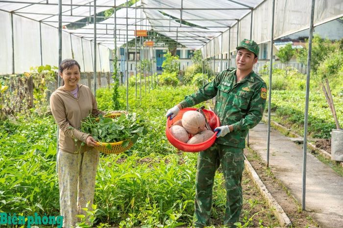 Cán bộ Đồn Biên phòng La Êê tặng rau xanh cho người dân địa phương trong thời điểm giao thông bị chia cắt. Ảnh: Lê Văn Chương