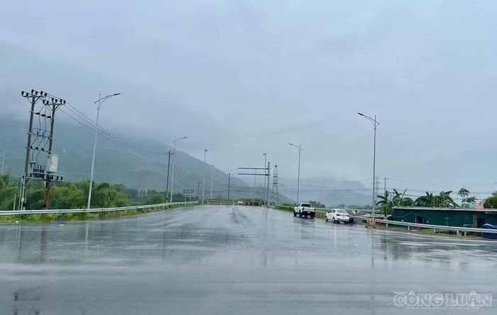 Vị trí nút giao được rào chắn để ngăn phương tiện vào công trường đang thi công.