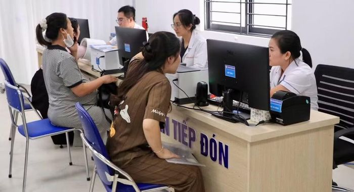 Trước hết là chăm sóc sức khỏe sinh sản, tư vấn trước hôn nhân, dự phòng vô sinh, sàng lọc trước sinh và sơ sinh. Người trẻ cần được trang bị kiến thức để hiểu rõ khả năng sinh sản, từ đó chủ động xây dựng kế hoạch phù hợp với hoàn cảnh của mình. Ảnh: Bệnh viện Phụ sản Trung ương