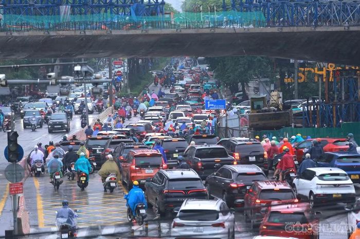 Theo ghi nhận, tình trạng ùn ứ chủ yếu xuất hiện tại khu vực giao cắt, nơi đang triển khai thi công xây dựng cầu vượt nút giao Láng Hạ - Giảng Võ thuộc dự án Đầu tư xây dựng đường Vành đai 1, đoạn Hoàng Cầu - Voi Phục, TP Hà Nội (giai đoạn 2).