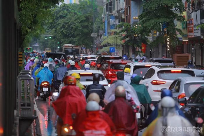 Anh Chí, người thường xuyên đi làm qua tuyến đường này, cho biết sáng 16/9 anh vẫn di chuyển như mọi ngày thì bất ngờ thấy nhiều ô tô, xe máy lưu thông vào làn BRT.