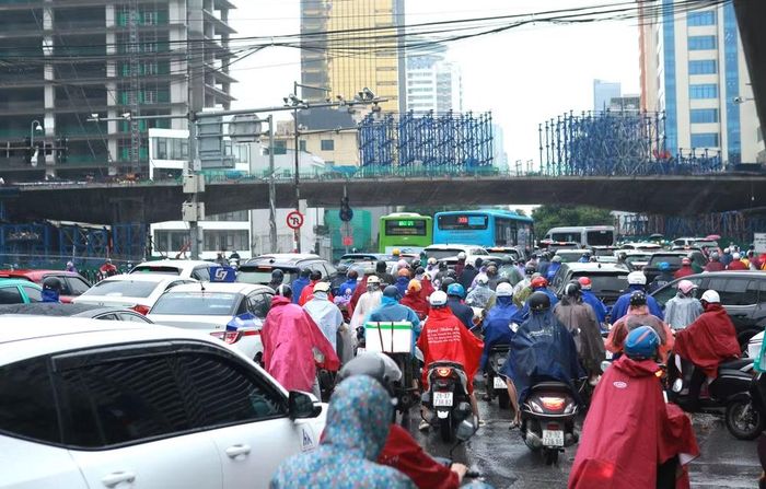 Ùn ứ cả 2 chiều khu vực giao cắt, nơi đang triển khai thi công xây dựng cầu vượt nút giao Láng Hạ - Giảng Võ