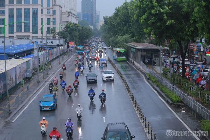 Trong khi đó, chiều Giảng Võ - Láng Hạ thông thoáng hơn, lượng phương tiện di chuyển trong giờ cao điểm không quá lớn.