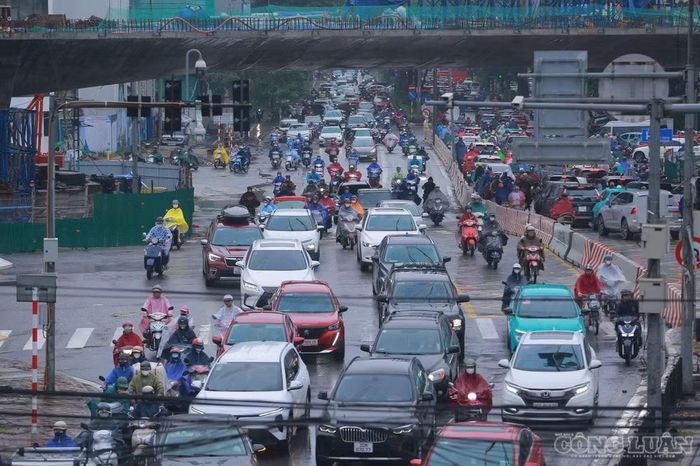 Ở chiều Láng Hạ - Giảng Võ, toàn bộ các làn đường có đông phương tiện di chuyển.