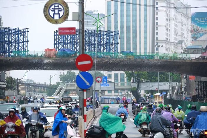 Trên đường Giảng Võ, phương tiện ô tô tải và ô tô khách bị cấm quay đầu tại điểm mở số 227 đường Giảng Võ để đi Vành đai 1 hoặc đi Láng Hạ. Các phương tiện được hướng dẫn quay đầu tại điểm mở kế tiếp theo biển chỉ dẫn giao thông.