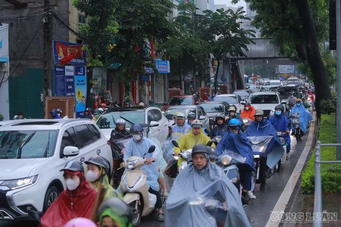 “Nhà tôi ở Mỹ Đình, đi làm sáng nào cũng qua tuyến đường Láng Hạ - Giảng Võ. Gần như sáng nào cũng ùn ứ, di chuyển đến nơi làm việc rất vất vả. Hôm nay được đi cả vào làn BRT khiến tuyến đường cảm thấy rộng hơn”, anh Linh nói.
