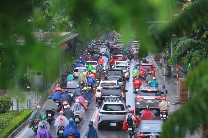 Việc được phép lưu thông vào làn BRT giúp mặt đường có thêm không gian cho ô tô, xe máy, hạn chế tình trạng phương tiện phải dồn vào các làn còn lại.