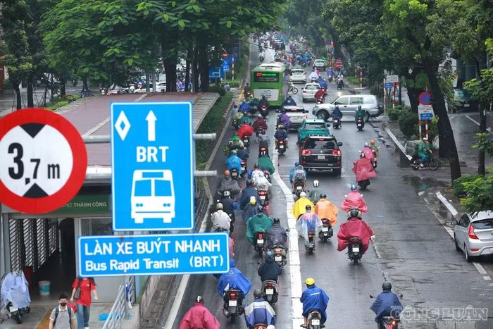 Anh Linh, làm việc tại một công ty trên đường Giảng Võ, cho biết sau khi biết thông tin các phương tiện được phép lưu thông vào làn BRT từ ngày 15/9, anh nhận thấy tuyến đường thông thoáng hơn so với những ngày trước.