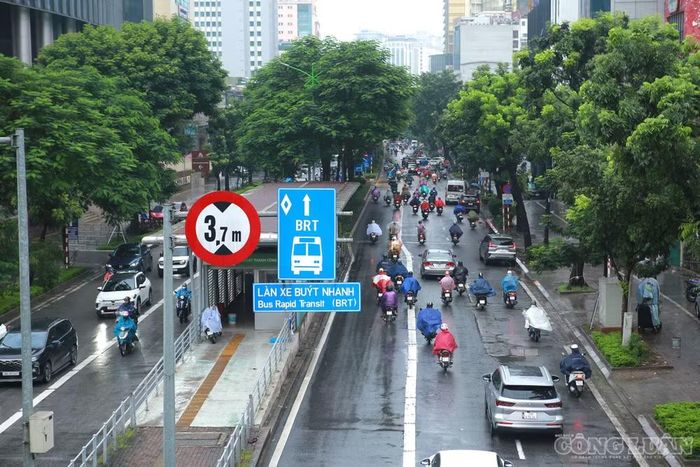 “Tôi thấy các phương tiện từ xe máy đến ô tô đi vào làn đường BRT, là làn đường trước đây chỉ dành cho xe buýt, nên rất bất ngờ. Tôi cũng chưa hiểu sao mọi người lại đi vào làn đường này, trong khi camera AI đã lắp khắp nơi, nếu đi vào làn đường dành cho BRT thì có thể bị phạt”, anh Chí nói. Sau khi kiểm tra lại thông tin trên báo chí, anh Chí mới biết phương án tổ chức giao thông đã được điều chỉnh, cho phép các phương tiện lưu thông vào làn BRT tại khu vực này.