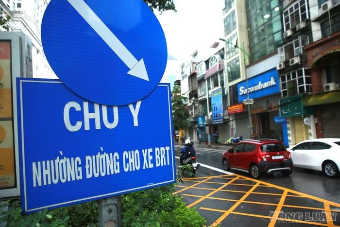 Tuy nhiên, do phương án tổ chức giao thông mới vừa được triển khai, một số người dân vẫn chưa nắm được thông tin nên còn dè chừng, không dám đi vào làn BRT.