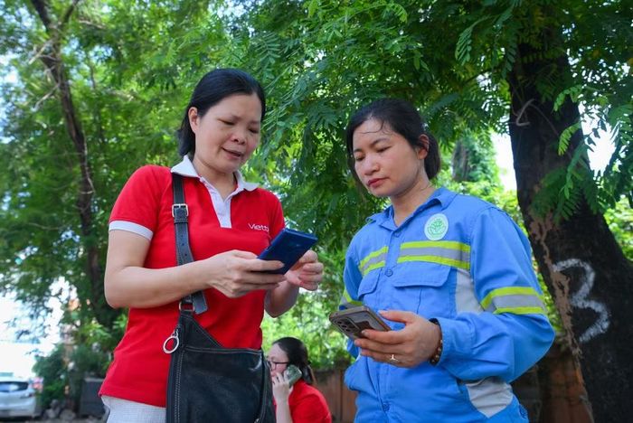 CBNV Viettel hỗ trợ khách hàng trước, trong và sau thời điểm tắt sóng 2G. Ảnh: Viettel