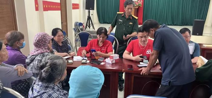 CBNV Viettel trực tiếp hỗ trợ người dân vùng sâu, vùng xa chuyển đổi sang thiết bị và dịch vụ 4G. Ảnh: Viettel