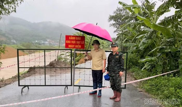 Ông Dương Quốc Lâm, Bí thư Đảng ủy xã Tu Vũ kiểm tra và chỉ đạo tại hiện trường nơi xảy ra sạt lở - Ảnh: Phùng Thọ.