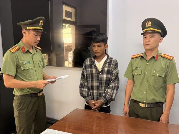 Công an tỉnh Gia Lai đọc lệnh bắt tạm giam Nay Nhuôn. Ảnh: CAGL