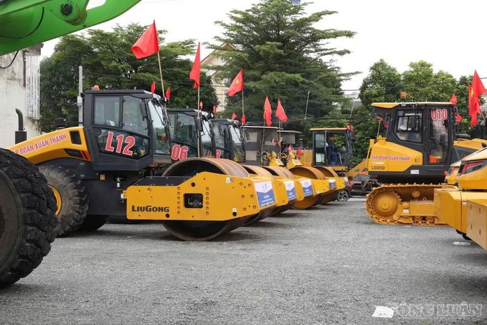 Máy móc, phương tiện sẵn sàng sau lễ khởi công.