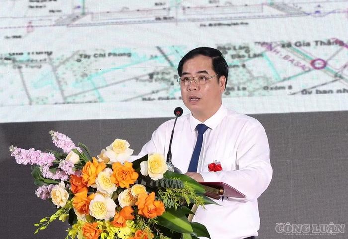 Giám đốc Ban quản lý dự án đầu tư xây dựng số 1 tỉnh Ninh Bình Nguyễn Đình Đức phát biểu tại lễ khởi công.