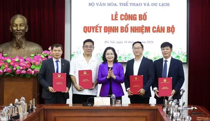 Thứ trưởng Bộ Văn hóa, Thể thao và Du lịch Trịnh Thị Thủy (giữa) trao quyết định bổ nhiệm 4 tân Phó Hiệu trưởng. Ảnh: Bộ VHTT&DL