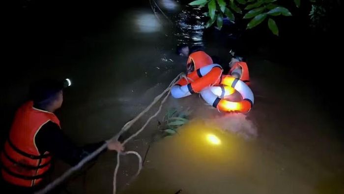 Lực lượng chức năng xã Tam Thái chăng dây vượt lũ đưa chị Sa đi cấp cứu. Ảnh: N. Tú