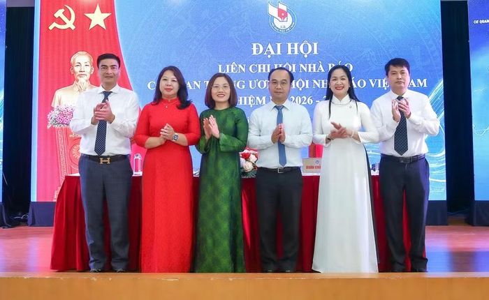 Ban Chấp hành Liên Chi hội khóa V ra mắt đại hội. Ảnh: Sơn Hải