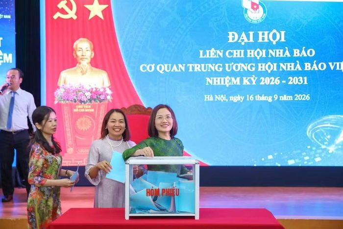 Các đại biểu tham dự bỏ phiếu tại Đại hội. Ảnh: Sơn Hải