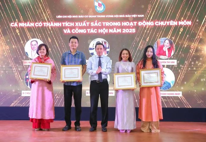 Khen thưởng cá nhân có thành tích xuất sắc trong công tác Hội nhiệm kỳ vừa qua. Ảnh: Sơn Hải