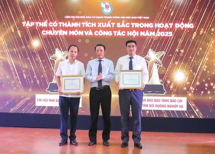 Đồng chí Nguyễn Đức Lợi - Phó Chủ tịch Thường trực Hội Nhà báo Việt Nam tặng bằng khen cho tập thể có thành tích xuất sắc trong công tác Hội nhiệm kỳ vừa qua. Ảnh: Sơn Hải